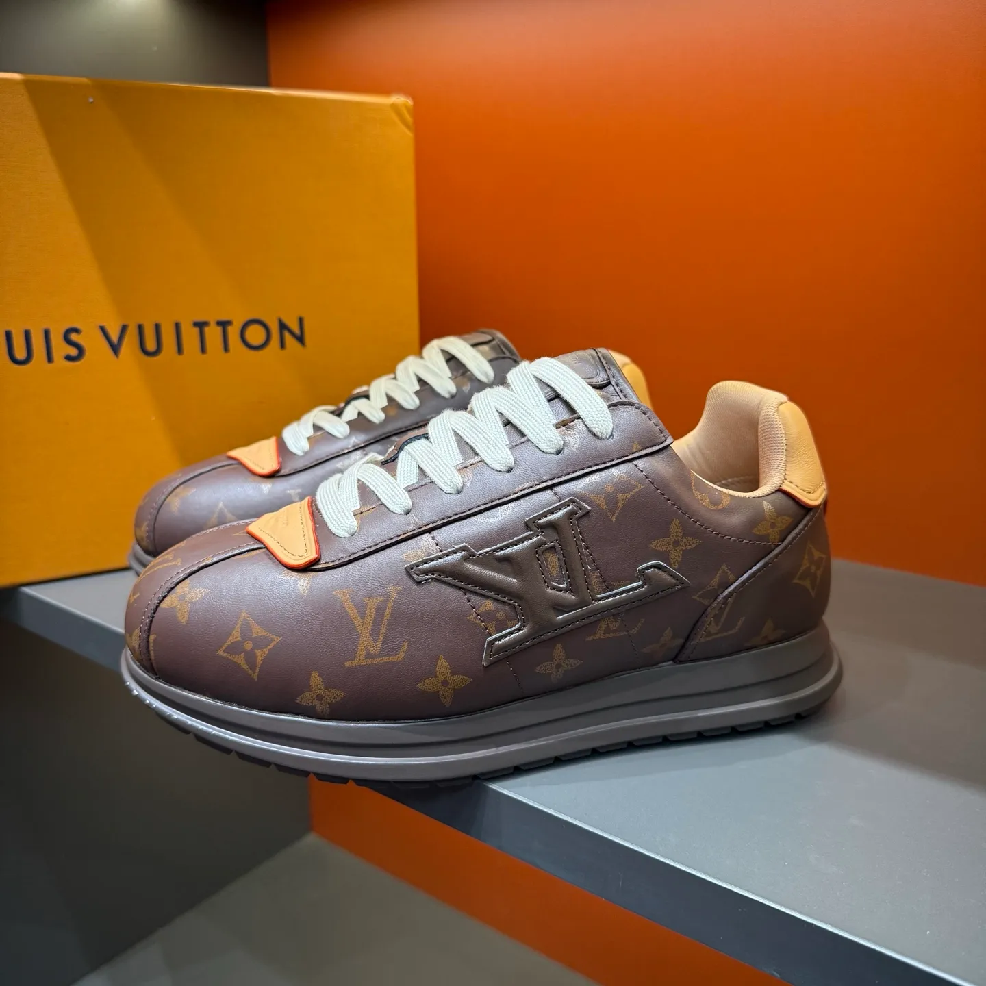 P540 Size 38-45 LV 🫏The colorful interpretation of BUTTERSOFT sneakers combines sheepskin, The colorful interpretation of LV BUTTERSOFT sneakers combines sheepskin and calfskin, bringing a super soft feel. Designed by Pharrell Williams, this '60s-inspired shoe features a padded upper that's been crafted by Louis Vuitton craftsmen to further enhance the comfort of the leather. In addition to the LV initials, it features multiple signatures, including natural leather trim and an embossed pattern of Pharrell Williams and lobster on the side, referencing the Fall/Winter 2025 men’s show. A must-have artifact for fashionistas✅
